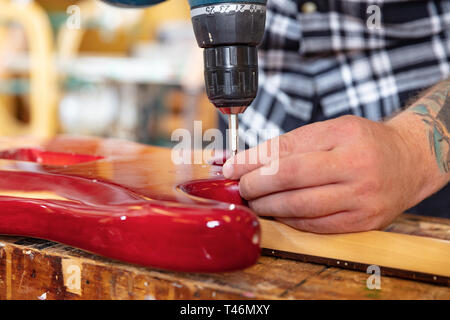 Nahaufnahme der Mann bei der Arbeit in der Werkstatt mit Gitarre Stockfoto