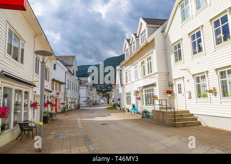 Laerdal, Norwegen - Juli 2016: Hauptstraße der Nordfjordeid Stadt mit Retro weißen Gebäude. Kurvige Straße mit alten schönen weißen Häuser in Histor Stockfoto