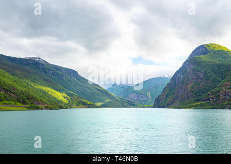 Panoramablick auf Geiranger Fjord in der Nähe von Hafen Geiranger, Norwegen. Norwegen Natur und Reisen Hintergrund. Blick von der Fähre auf dem Fjord in Norwegen. Stockfoto