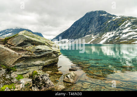 See Djupvatnet in der Nähe der Berg Dalsnibba und Der Geirangerfjord in Norwegen. Reisen nach Norwegen. Panorama auf den See Djupvatnet auf dem Weg zur D-Befestigung Stockfoto