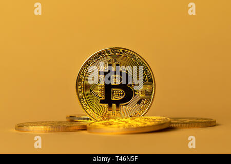Nahaufnahme von Gold bitcoins auf gelbem Hintergrund Stockfoto