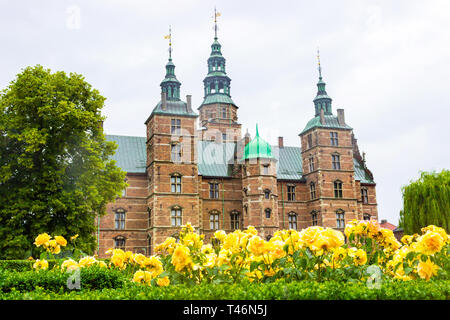 Gelbe Rosen blühen in den Gärten von Schloss Rosenborg in Kopenhagen, Dänemark. Gelbe Rosen im kleinen Garten in der Nähe des Schloss Rosenborg. Stockfoto