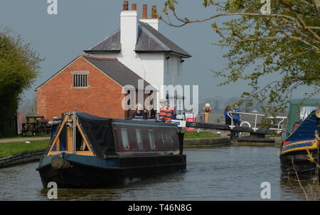 Kanal Boot verlässt Foxton top sperren. Foxton locks ist die größte Treppe lock Flug in England mit 10 Schleusen. Stockfoto