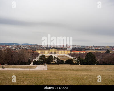 Wien, Österreich, 24. Februar 2019. Blick auf Wien und den königlichen Palast in Schönbrunn von der Gloriette Hügel im Park gesehen Stockfoto