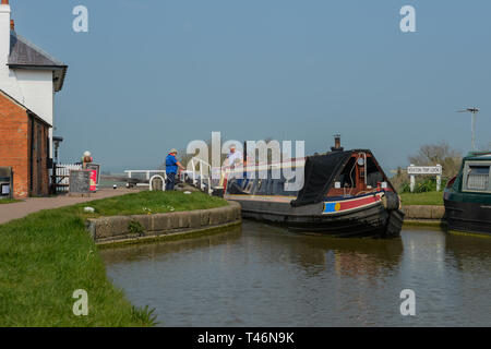 Kanal Boot verlässt Foxton top sperren. Foxton locks ist die größte Treppe lock Flug in England mit 10 Schleusen. Stockfoto