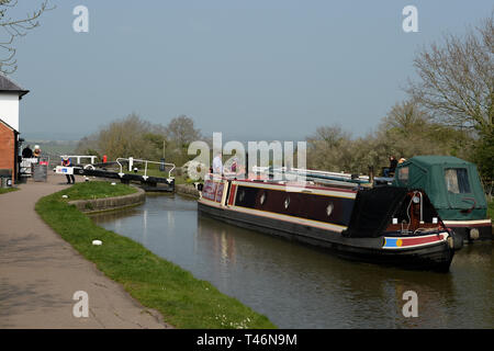 Kanal Boot verlässt Foxton top sperren. Foxton locks ist die größte Treppe lock Flug in England mit 10 Schleusen. Stockfoto