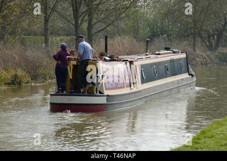 Kanal Boot verlässt Foxton top sperren. Foxton locks ist die größte Treppe lock Flug in England mit 10 Schleusen. Stockfoto