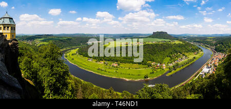 Festung Königstein in der Sächsischen Schweiz, Deutschland. Schönen Blick auf Wände und Gebäude der Festung die Festung Königstein auf dem Gipfel des Berges stehend durch Ri Stockfoto