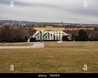 Wien, Österreich, 24. Februar 2019. Blick auf Wien und den königlichen Palast in Schönbrunn von der Gloriette Hügel im Park gesehen Stockfoto