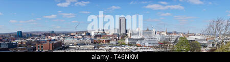 Panorama Ansicht von Sheffield unter einem blauen Himmel Stockfoto