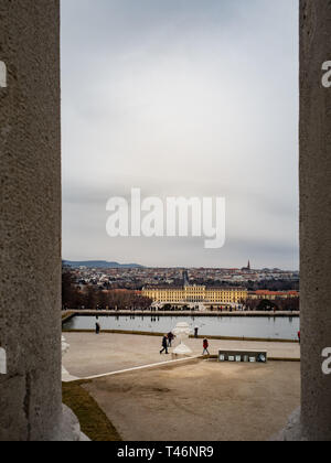 Wien, Österreich, 24. Februar 2019. Blick auf Wien und den königlichen Palast in Schönbrunn von der Gloriette Hügel im Park gesehen Stockfoto