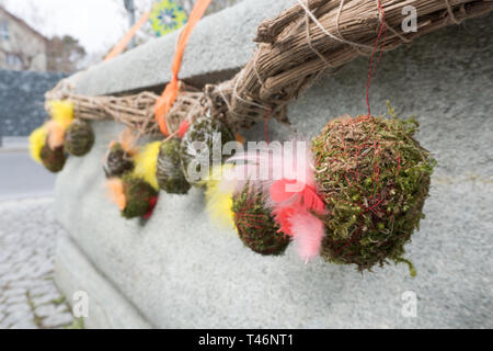 Eine detaillierte Ansicht der festliche Dekorationen für Ostern Urlaub auf dem Dorf Brunnen der kleinen Stadt Maienfeld in den Schweizer Alpen Stockfoto