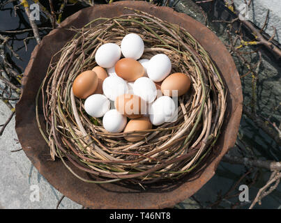 Eine detaillierte Ansicht der festliche Dekorationen für Ostern Urlaub auf dem Dorf Brunnen der kleinen Stadt Maienfeld in den Schweizer Alpen Stockfoto