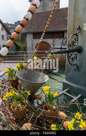 Eine detaillierte Ansicht der festliche Dekorationen für Ostern Urlaub auf dem Dorf Brunnen der kleinen Stadt Maienfeld in den Schweizer Alpen Stockfoto