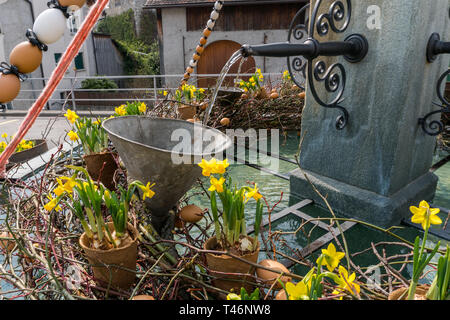 Eine detaillierte Ansicht der festliche Dekorationen für Ostern Urlaub auf dem Dorf Brunnen der kleinen Stadt Maienfeld in den Schweizer Alpen Stockfoto