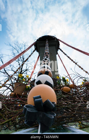 Eine detaillierte Ansicht der festliche Dekorationen für Ostern Urlaub auf dem Dorf Brunnen der kleinen Stadt Maienfeld in den Schweizer Alpen Stockfoto