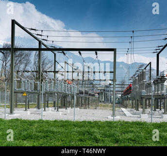 Eine Detailansicht der Transformatoren und die Conduits auf ein Elektrizitätswerk Stockfoto