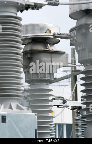 Eine Detailansicht der Transformatoren und die Conduits auf ein Elektrizitätswerk Stockfoto