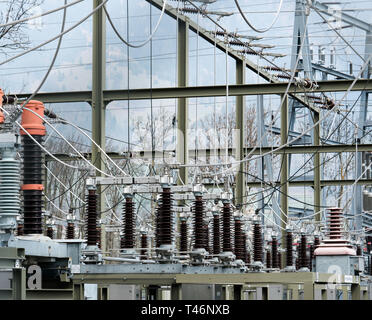 Eine Detailansicht der Transformatoren und die Conduits auf ein Elektrizitätswerk Stockfoto