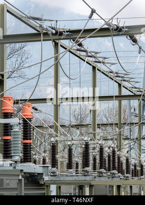 Eine Detailansicht der Transformatoren und die Conduits auf ein Elektrizitätswerk Stockfoto