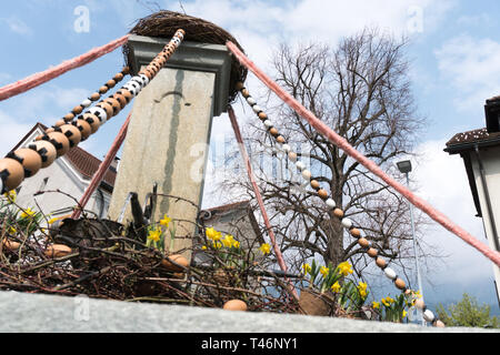 Eine detaillierte Ansicht der festliche Dekorationen für Ostern Urlaub auf dem Dorf Brunnen der kleinen Stadt Maienfeld in den Schweizer Alpen Stockfoto