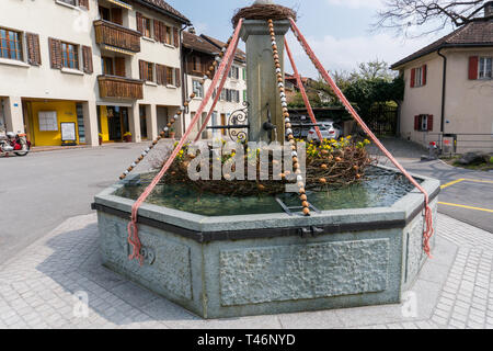 Eine detaillierte Ansicht der festliche Dekorationen für Ostern Urlaub auf dem Dorf Brunnen der kleinen Stadt Maienfeld in den Schweizer Alpen Stockfoto