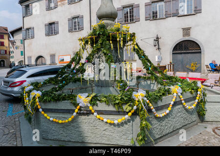 Eine detaillierte Ansicht der festliche Dekorationen für Ostern Urlaub auf dem Dorf Brunnen der kleinen Stadt Maienfeld in den Schweizer Alpen Stockfoto