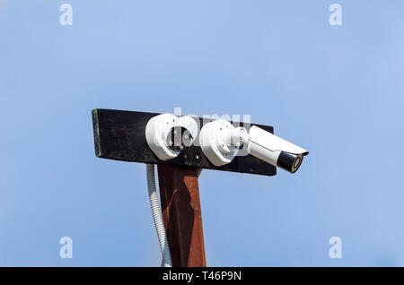 CCTV-Überwachungskameras vor blauem Himmel Stockfoto