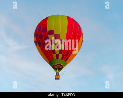 Canberra, Australien, 10. März 2019, bunten Heißluftballon mit einem blauen Himmel während der canberra Balloon Festival Fliegen Stockfoto