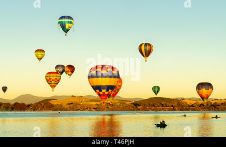 Canberra, Australien, 11. März 2019, Heißluftballons über Wasser während des jährlichen Festivals fliegen. Stockfoto