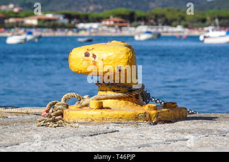 Eine Verankerung Poller mit einem festmacher Seil miteinander verbunden. Schiffe im Hafen Kai Stockfoto