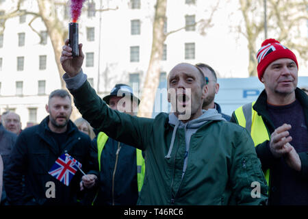 Eine Demonstrantin gesehen Parolen während der Demonstration. Die Demonstranten vor dem Parlament Platz versammelt und zu verschiedenen Orten einschließlich Downing Street, Westminster Bridge, Trafalgar Square blockieren die Straßen und die Konfrontation mit der Polizei marschierten. Die Demonstranten fordern von der Regierung und der Politik der Europäischen Union ohne einen Deal zu verlassen und das zu liefern, was versprochen wurde. Stockfoto