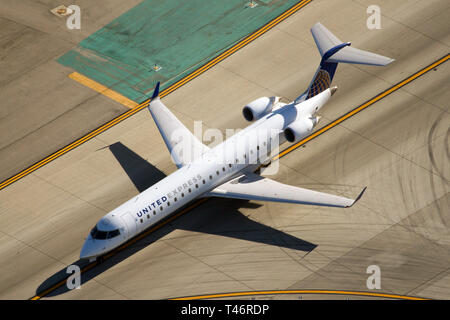 Ein United Express SkyWest Airlines Bombardier CRJ 700 Rollen am Los Angeles Airport. Stockfoto