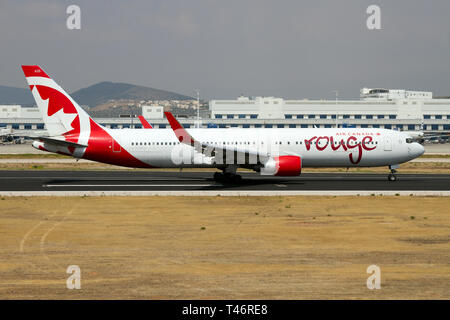 Eine Air Canada Rouge Boeing 767-300ER auf der Landebahn des internationalen Flughafens Athen". Stockfoto