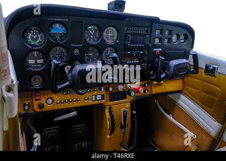 Light sport Flugzeug Instrumententafel, vintage Flugzeug-cockpits isoliert auf weißem Stockfoto