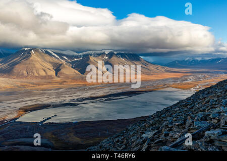 Wandern entlang der Berge - Blick über Longyearbyen und adventdalen Fjord von oben - die nördlichste Siedlung der Welt. Svalbard, Norwegen Stockfoto