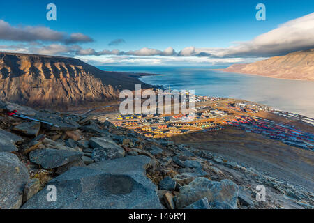 Wandern entlang der Berge - Blick über Longyearbyen und adventdalen Fjord von oben - die nördlichste Siedlung der Welt. Svalbard, Norwegen Stockfoto