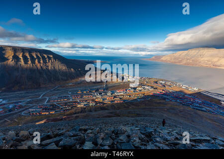 Wandern entlang der Berge - Blick über Longyearbyen und adventdalen Fjord von oben - die nördlichste Siedlung der Welt. Svalbard, Norwegen Stockfoto