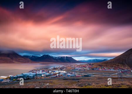 Blick über Longyearbyen und adventdalen Fjord von oben - Langzeitbelichtung - die nördlichste Siedlung der Welt. Svalbard, Norwegen Stockfoto