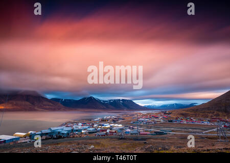 Blick über Longyearbyen und adventdalen Fjord von oben - Langzeitbelichtung - die nördlichste Siedlung der Welt. Svalbard, Norwegen Stockfoto