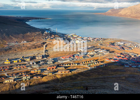 Blick über Longyearbyen und adventdalen Fjord von oben - die nördlichste Siedlung der Welt. Svalbard, Norwegen Stockfoto