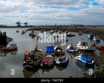 Angeln und Boote in Paddys Loch Hafen, teesmouth Cleveland Redcar, Großbritannien Stockfoto