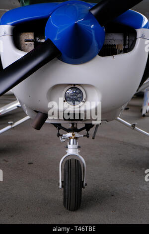 Kleine sport Flugzeuge im Hangar, Frontansicht Motor, Propeller und Bugrad, Luftfahrt und Abenteuer Konzept Stockfoto