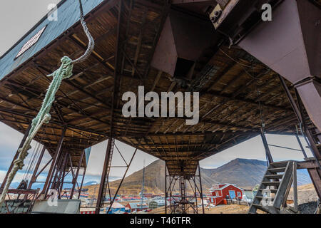 Über er alte Seilbahn für den Transport von Kohle aus Minen in Longyearbyen, Svalbard, Spitzbergen, Norwegen Suchen Stockfoto