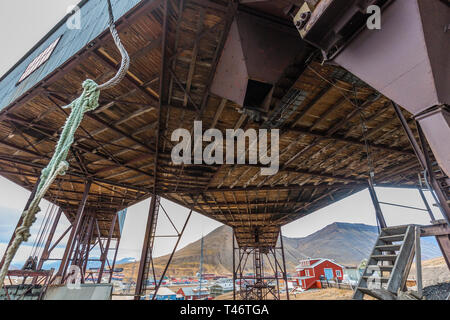 Über er alte Seilbahn für den Transport von Kohle aus Minen in Longyearbyen, Svalbard, Spitzbergen, Norwegen Suchen Stockfoto