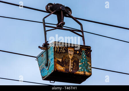 Über er alte Seilbahn für den Transport von Kohle aus Minen in Longyearbyen, Svalbard, Spitzbergen, Norwegen Suchen Stockfoto