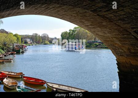 Das Riverside in Richmond an der Themse an einem sonnigen Frühlingstag, Surrey, England, Großbritannien Stockfoto