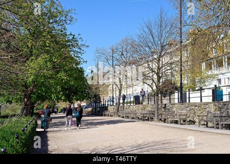 Die Promenade an der Spitze des Richmond Hill, an einem sonnigen Frühlingstag, Surrey, England, Großbritannien Stockfoto