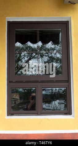 Die wunderschön reflektierte Licht aus bunten Glasmalereien Stockfoto