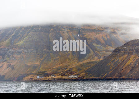 Distand Blick aus dem Arktischen Ozean Grumant Siedlung in Svalbard, Spitzbergen Stockfoto